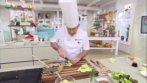 Corta la manzana en dados Ensalada de garbanzos y nueces