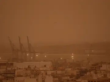 Puerto de Alicante bajo una nube de polvo en suspensión del Sáhara