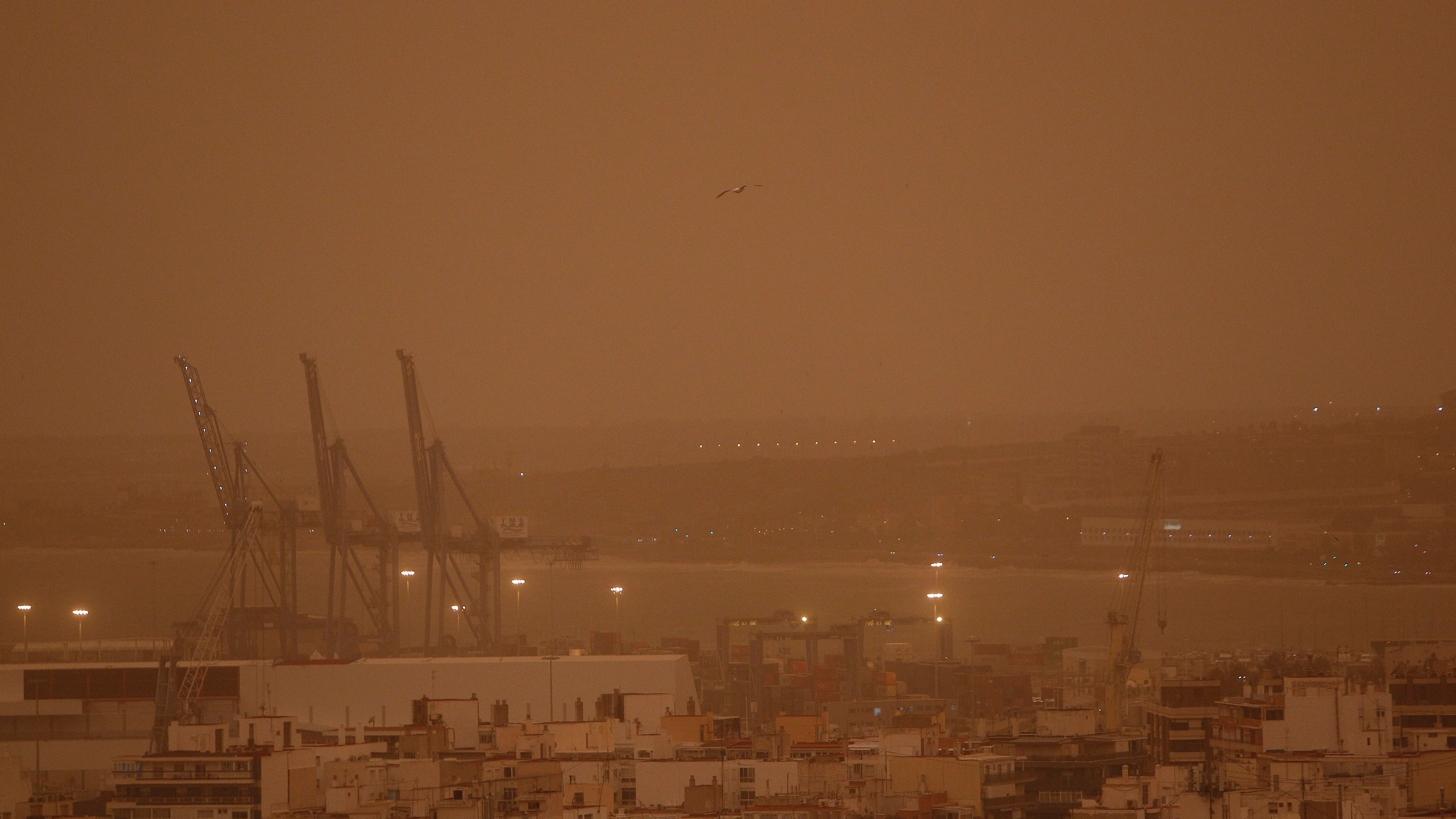 Puerto de Alicante bajo una nube de polvo en suspensión del Sáhara Puerto de Alicante bajo una nube de polvo en suspensión del Sáhara