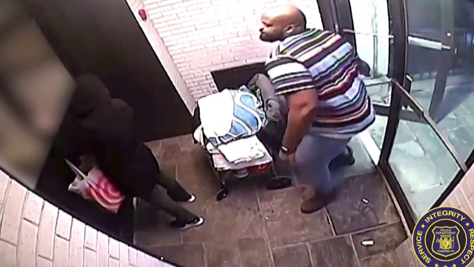 Las imágenes de la brutal agresión a una mujer asiática de 67 años en Nueva York