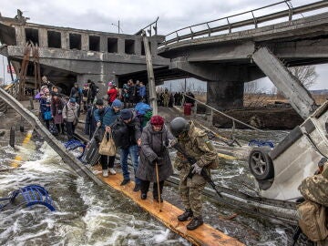 Cruzan un puente destruido en Irpin, Ucrania