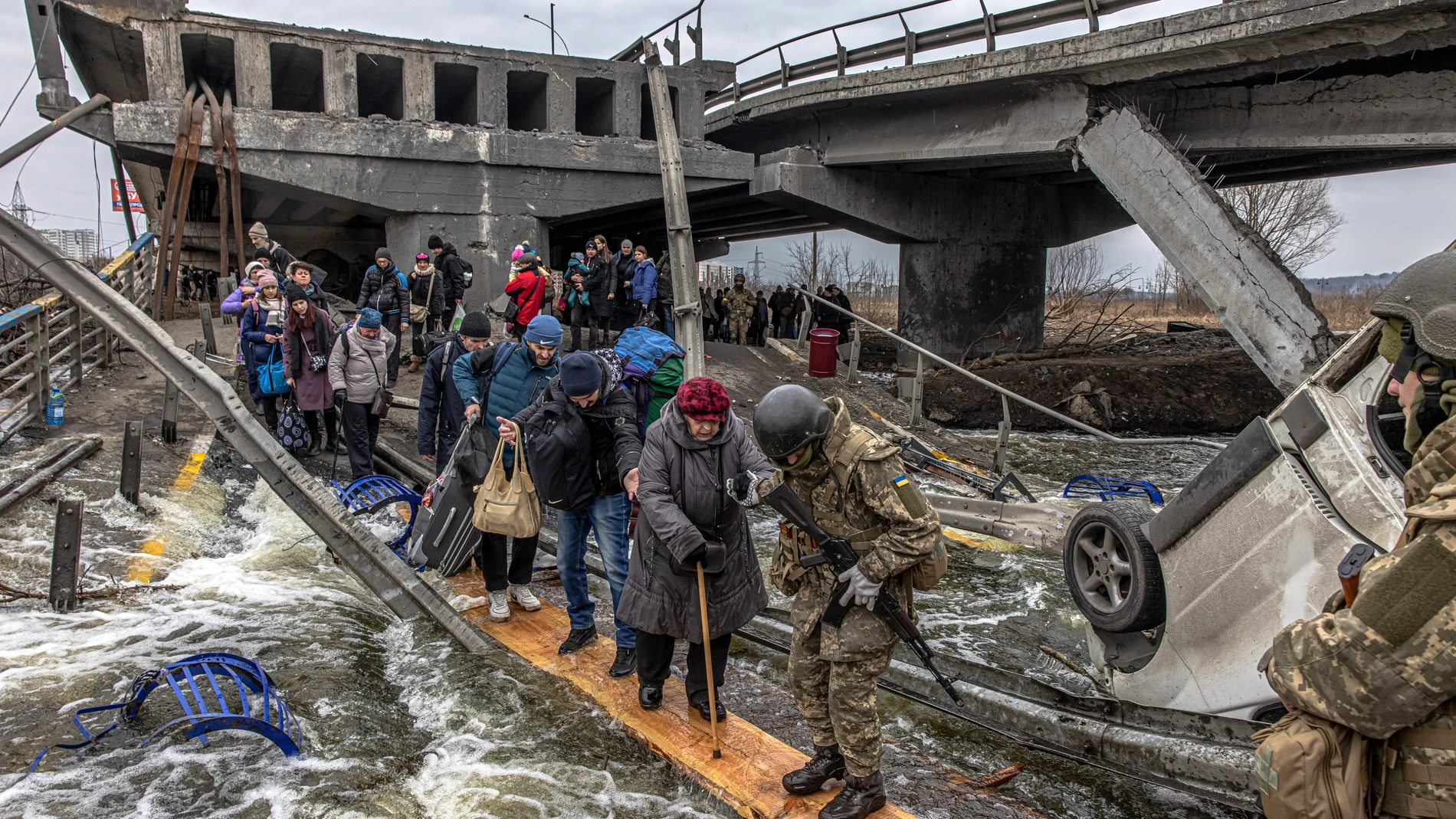 Cruzan un puente destruido en Irpin, Ucrania