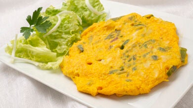 Extraordinaria tortilla de bacalao con ajetes y pimientos de Karlos Arguiñano