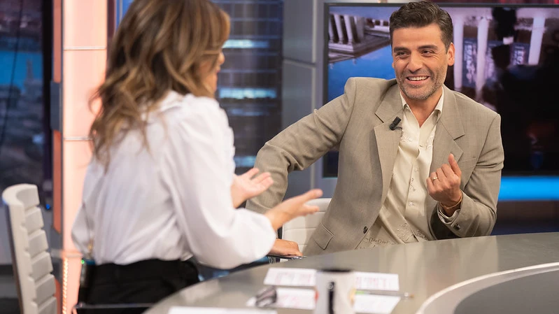 "¿Cobras más al interpretar a más personajes?": Oscar Isaac responde a Nuria Roca 'El Hormiguero 3.0'