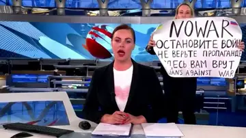 Marina Ovsyannikova irrumpe en directo contra la guerra en Ucrania