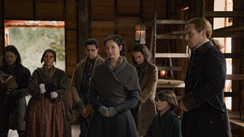 Claire y Jamie Fraser en la iglesia en la temporada 6 de 'Outlander'