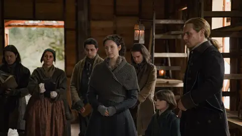 Claire y Jamie Fraser en la iglesia en la temporada 6 de 'Outlander' Claire y Jamie Fraser en la iglesia en la temporada 6 de 'Outlander'