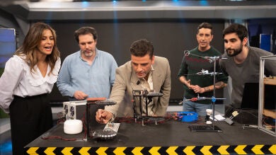 Marron deja alucinado a Oscar Isaac con la levitación acústica
