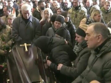 Cientos de personas asisten al funeral de cuatro soldados en Ucrania