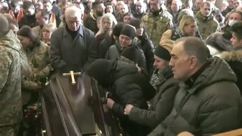 Cientos de personas asisten al funeral de cuatro soldados en Ucrania Cientos de personas asisten al funeral de cuatro soldados en Ucrania