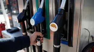 Un hombre se dispone a repostar en una gasolinera Un hombre se dispone a repostar en una gasolinera