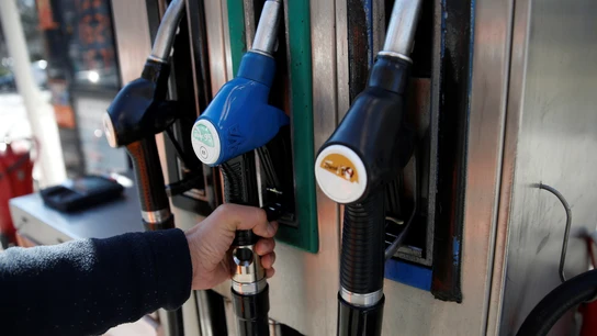 Un hombre se dispone a repostar en una gasolinera Un hombre se dispone a repostar en una gasolinera