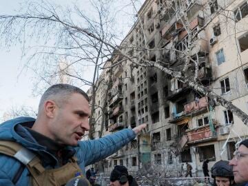 Vitali Klitschko visita un edificio atacado en Kiev