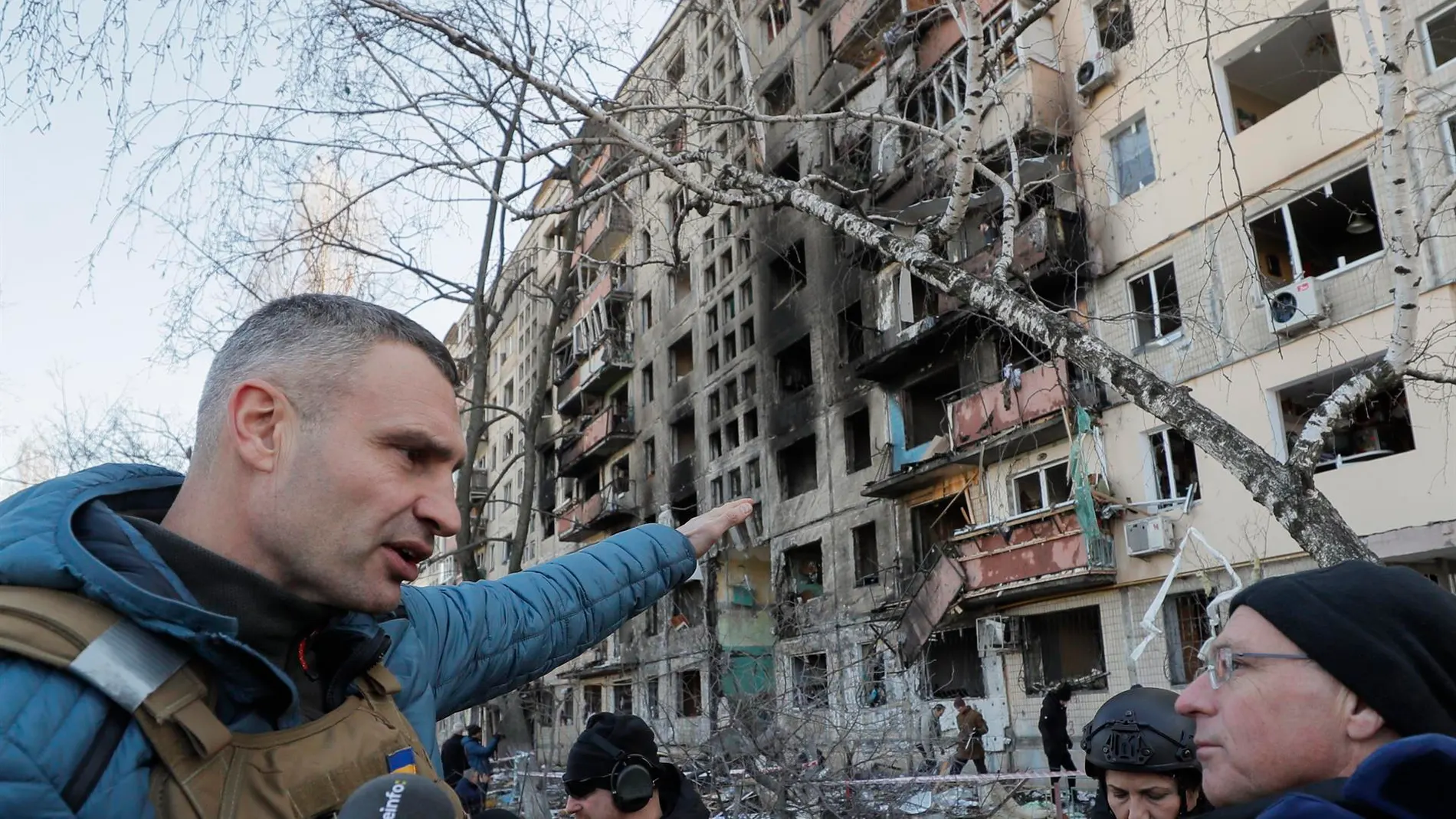 Vitali Klitschko visita un edificio atacado en Kiev