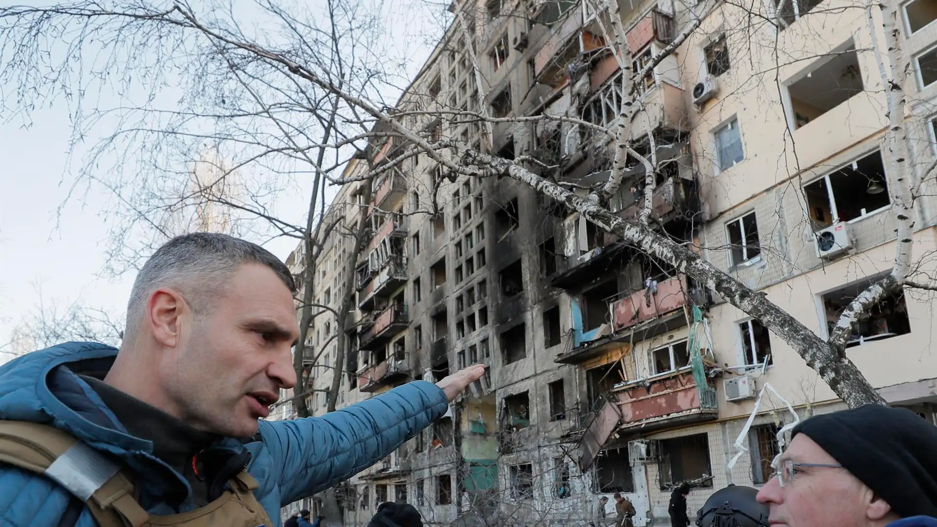 Vitali Klitschko visita un edificio atacado en Kiev Vitali Klitschko visita un edificio atacado en Kiev