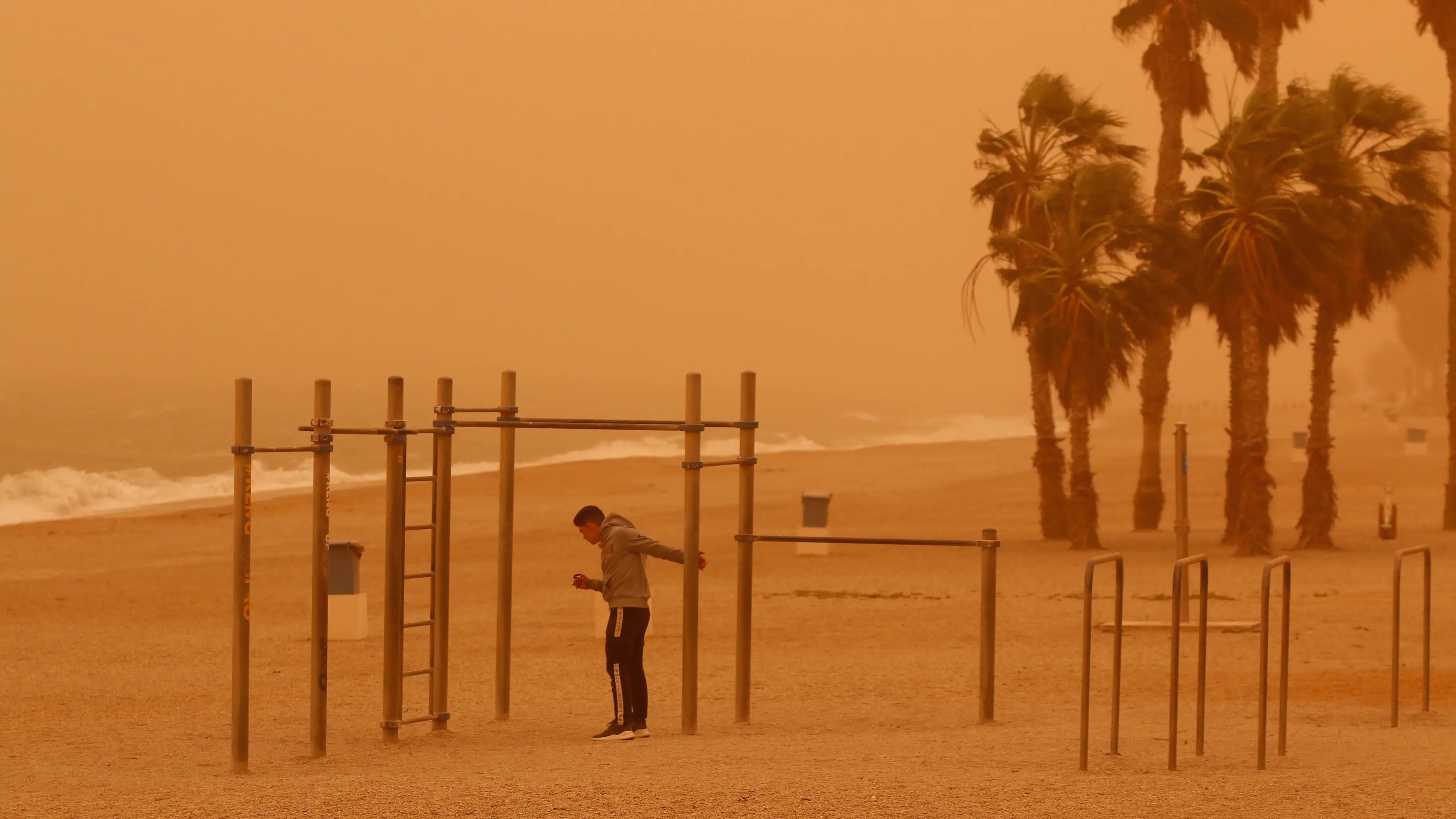 Por qué está el cielo naranja en Murcia, Andalucía o Madrid: la calima que lo explica Por qué está el cielo naranja en Murcia, Andalucía o Madrid: la calima que lo explica
