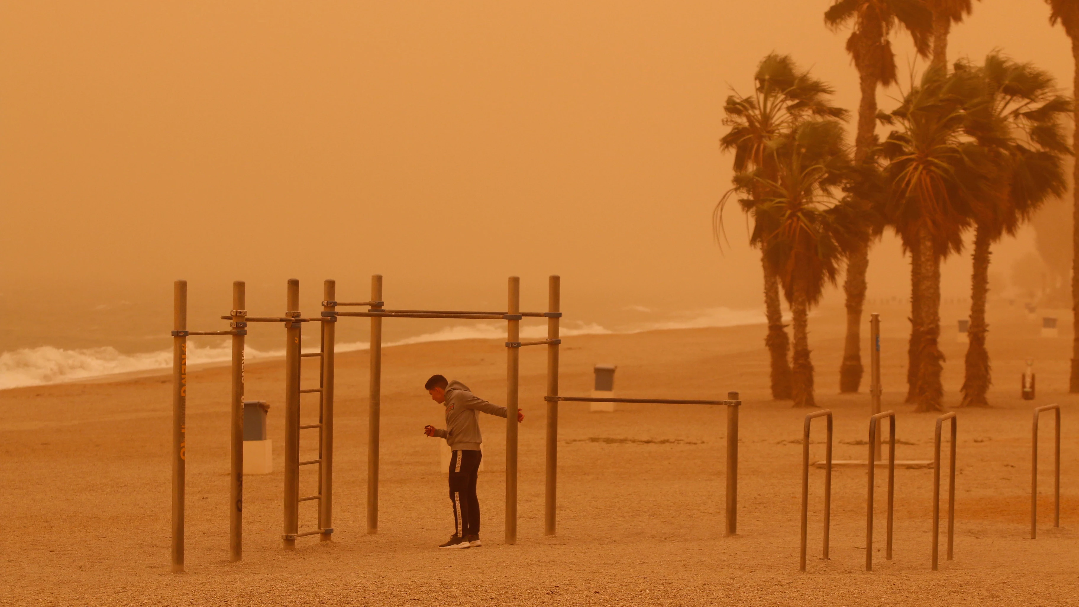 Por qu&eacute; est&aacute; el cielo naranja en Murcia, Andaluc&iacute;a o Madrid: la calima que lo explica