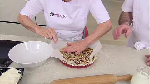 Rellénala con legumbres Segundo paso de la receta de tarta de manzana