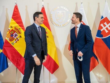 El presidente del Gobierno, Pedro Sánchez, y presidente de Eslovaquia, Eduard Heger