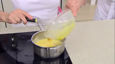 Elabora la crema pastelera Tercer paso de la receta de tarta de manzana