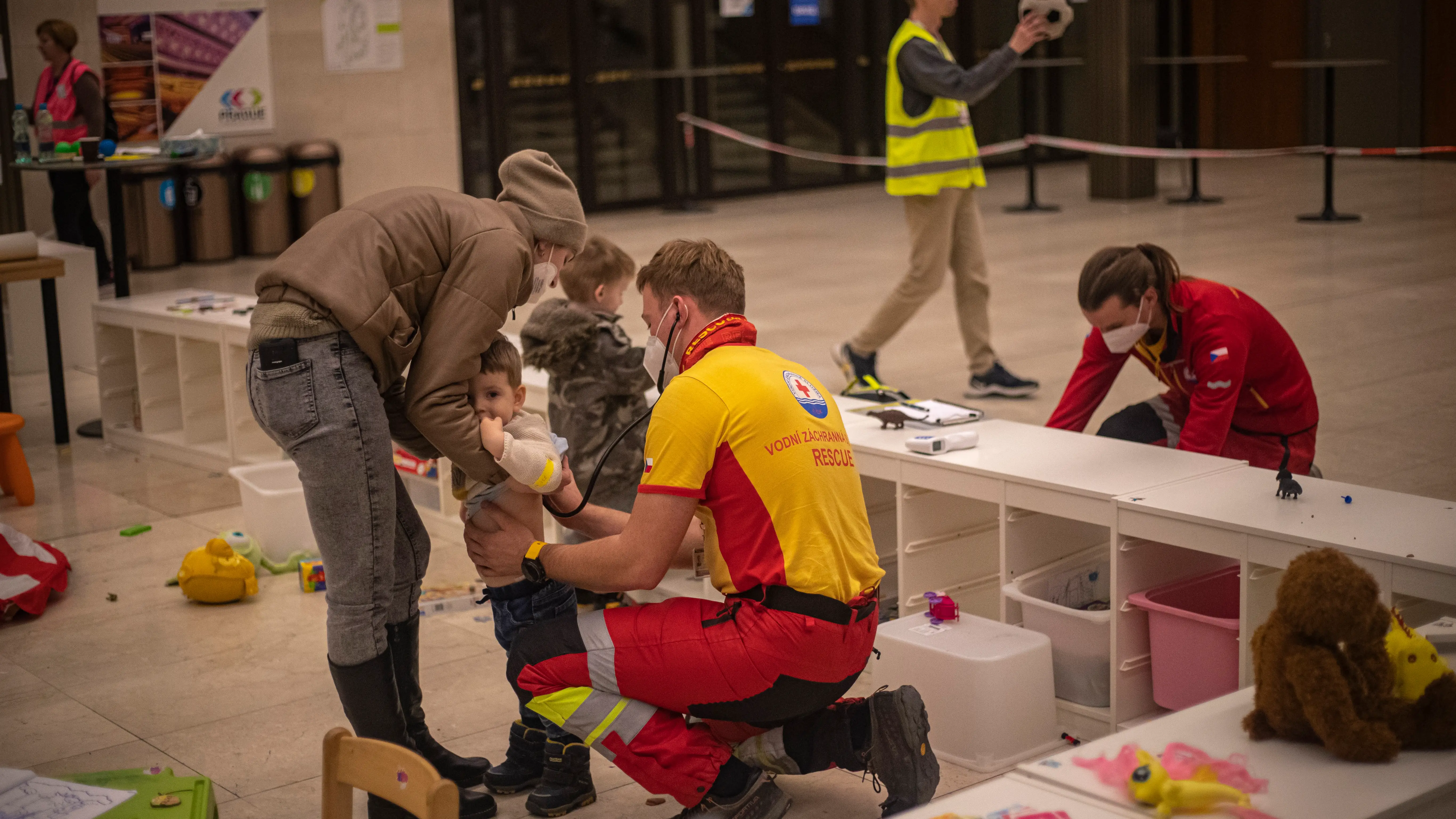 Ni&ntilde;os refugiados de la guerra.