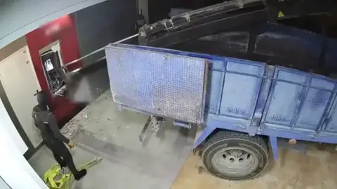 El modus operandi de una banda criminal que usaba camiones grúa para robar cajeros automáticos El modus operandi de una banda criminal que usaba camiones grúa para robar cajeros automáticos