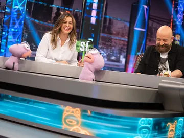 Goyo Jiménez y Nuria Roca, contra las cuerdas en el ‘abuelómetro’: “¿Ya solo hacéis el amor en la cama?” Goyo Jiménez y Nuria Roca, contra las cuerdas en el ‘abuelómetro’: “¿Ya solo hacéis el amor en la cama?”