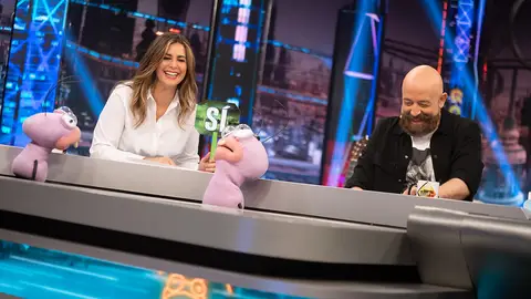 Goyo Jiménez y Nuria Roca, contra las cuerdas en el ‘abuelómetro’: “¿Ya solo hacéis el amor en la cama?” Con Trancas y Barrancas