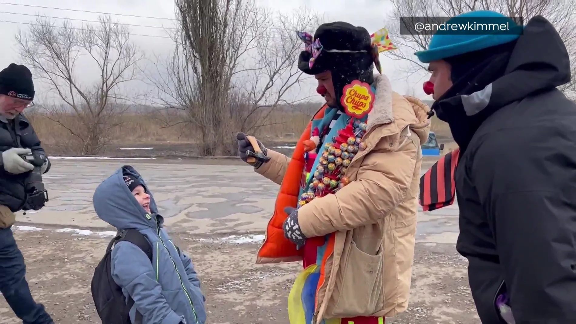 Payaso hace reír a un niño que huye de Ucrania