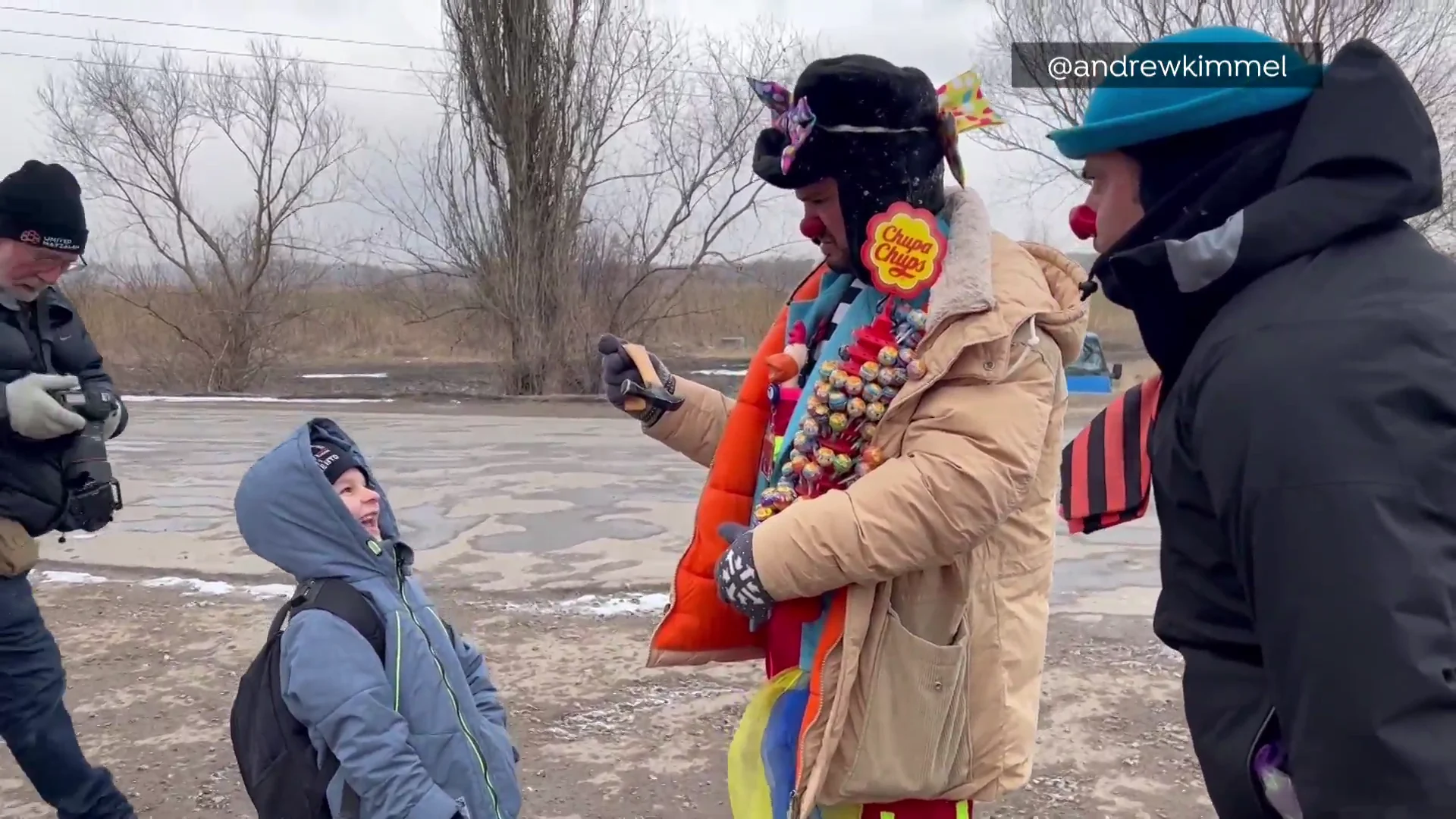 Payaso hace re&iacute;r a un ni&ntilde;o que huye de Ucrania