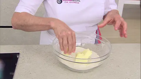 Elabora la pasta quebrada Primer paso de la receta de tarta de manzana