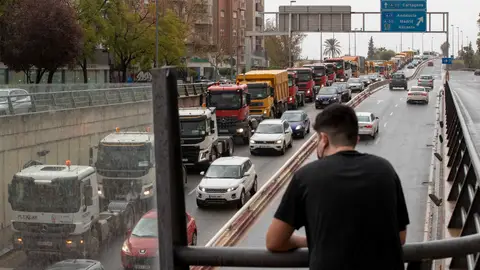 Caravana de camiones en el cuarto día de la huelga de transporte Caravana de camiones en el cuarto día de la huelga de transporte