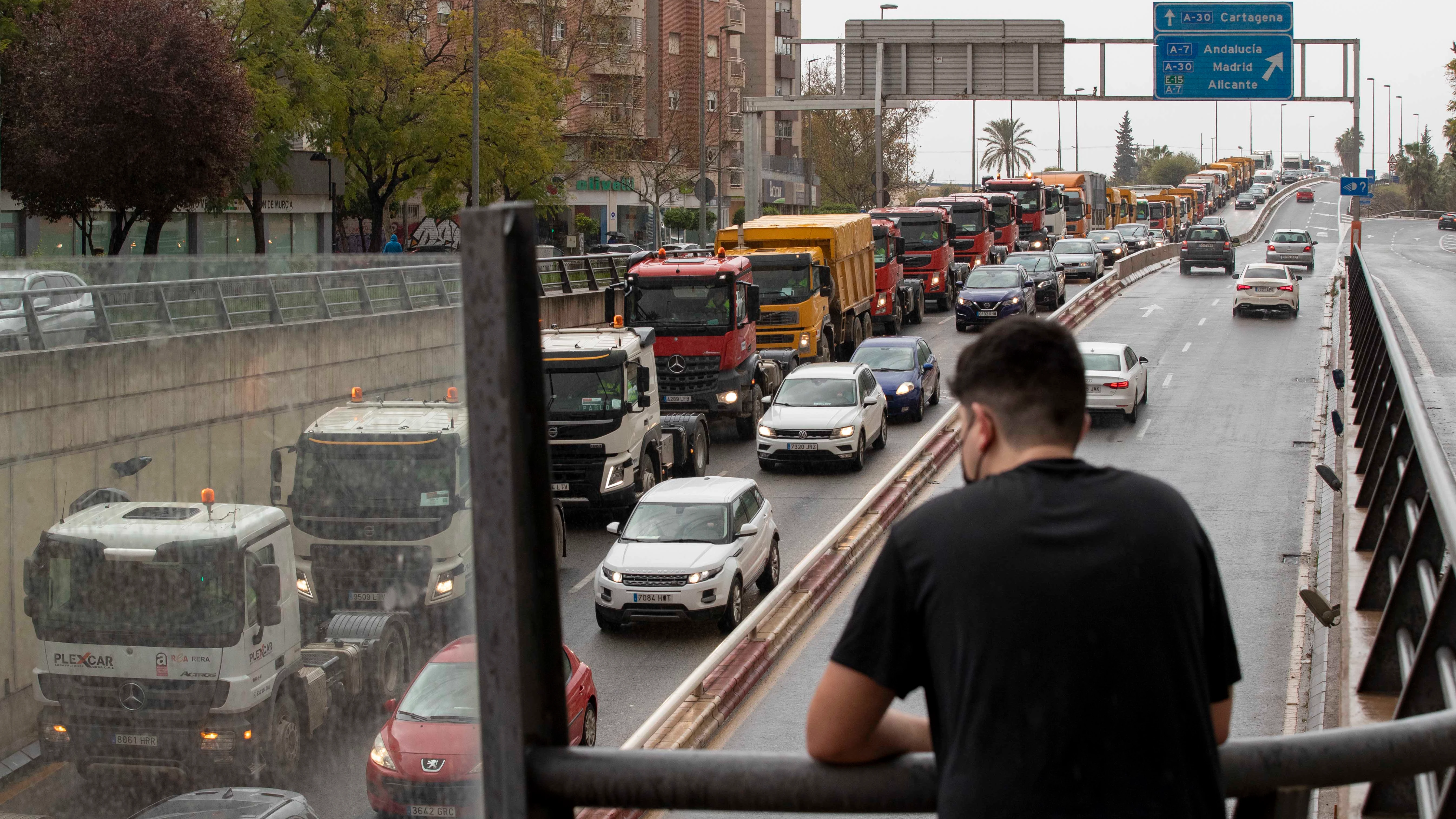 Caravana de camiones en el cuarto d&iacute;a de la huelga de transporte