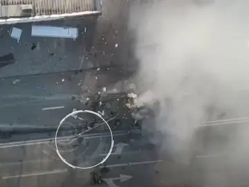 Las imágenes de un soldado ruso que escapa del interior de un tanque tras sufrir el impacto de un misil 