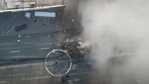 Las imágenes de un soldado ruso que escapa del interior de un tanque tras sufrir el impacto de un misil Las imágenes de un soldado ruso que escapa del interior de un tanque tras sufrir el impacto de un misil