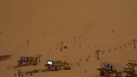 La estación de Sierra Nevada bajo los efectos de la calima La estación de Sierra Nevada bajo los efectos de la calima