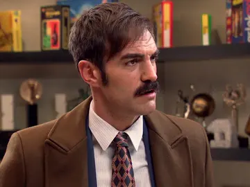 Raúl presiona a Coral para que vaya de cita con Bruno Fisher Raúl presiona a Coral para que vaya de cita con Bruno Fisher