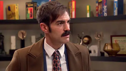 Raúl presiona a Coral para que vaya de cita con Bruno Fisher Raúl presiona a Coral para que vaya de cita con Bruno Fisher