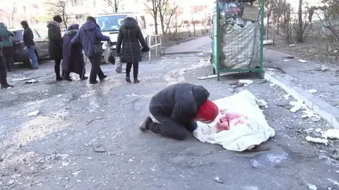 Un hombre llora la muerte de su madre Un hombre llora la muerte de su madre