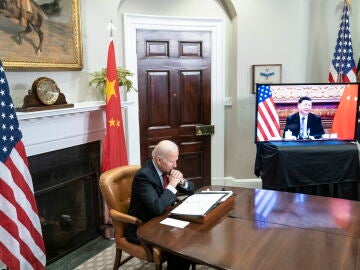 Joe Biden durante una videoconferencia con Xi Jinping