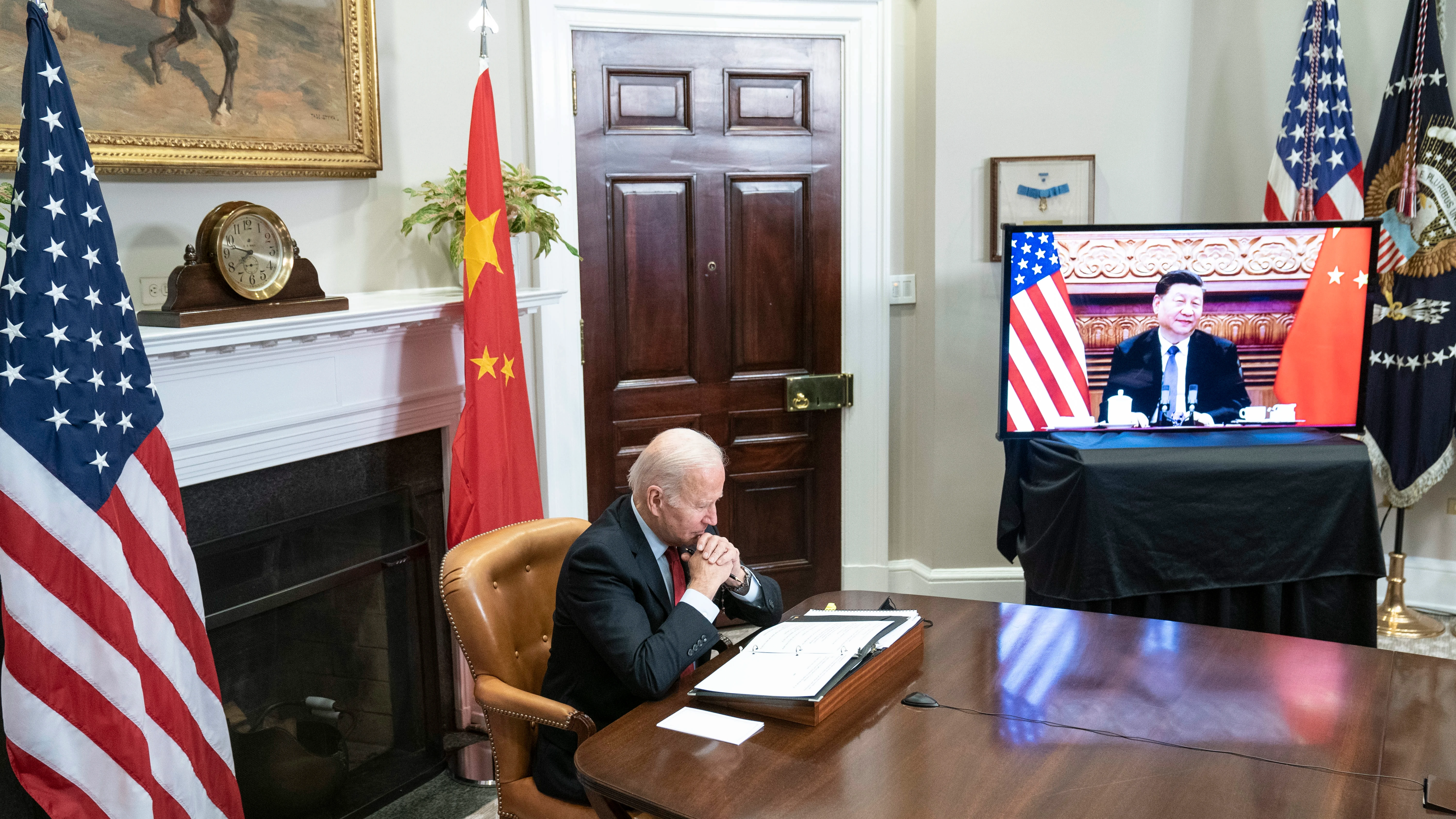 Joe Biden durante una videoconferencia con Xi Jinping Joe Biden durante una videoconferencia con Xi Jinping