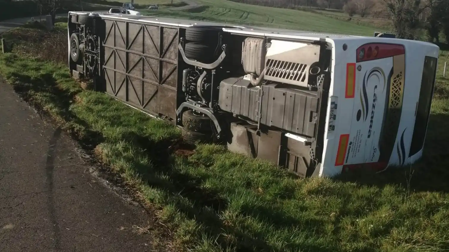 Imagen del autobús volcado en Lalín Imagen del autobús volcado en Lalín