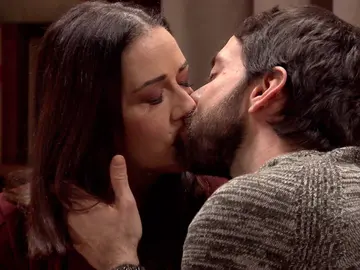 El enfado de Cristina con Salaverría acaba en un tímido beso El enfado de Cristina con Salaverría acaba en un tímido beso