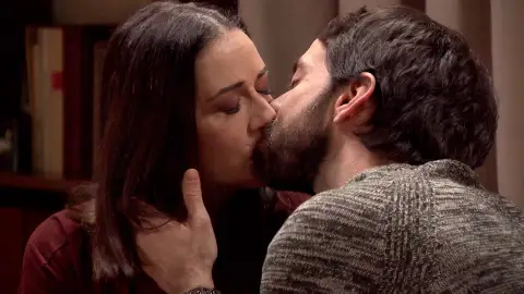 El enfado de Cristina con Salaverría acaba en un tímido beso El enfado de Cristina con Salaverría acaba en un tímido beso