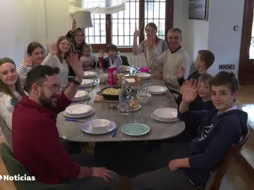 Celia y Carlos, los dos españoles que han acogido a una familia de siete ucranianos que no conocen el idioma Celia y Carlos, los dos españoles que han acogido a una familia de siete ucranianos que no conocen el idioma