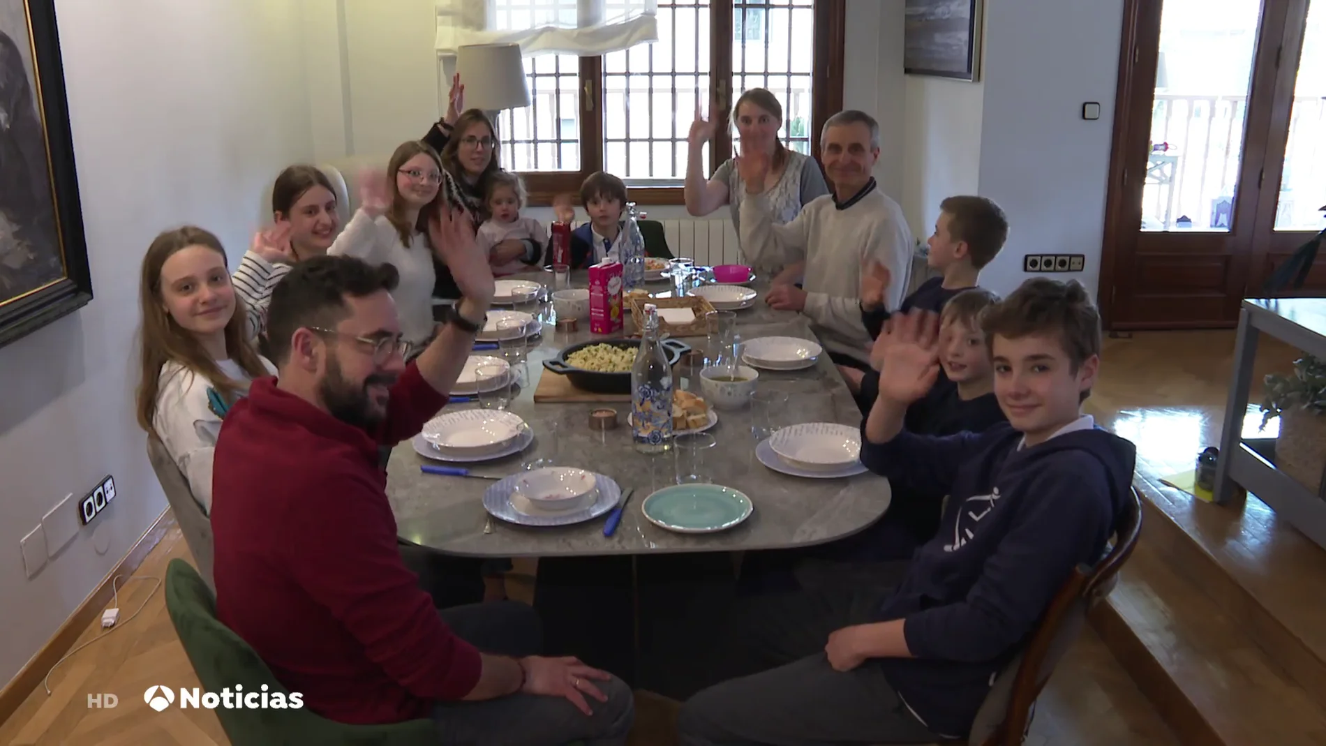 Celia y Carlos, los dos españoles que han acogido a una familia de siete ucranianos que no conocen el idioma