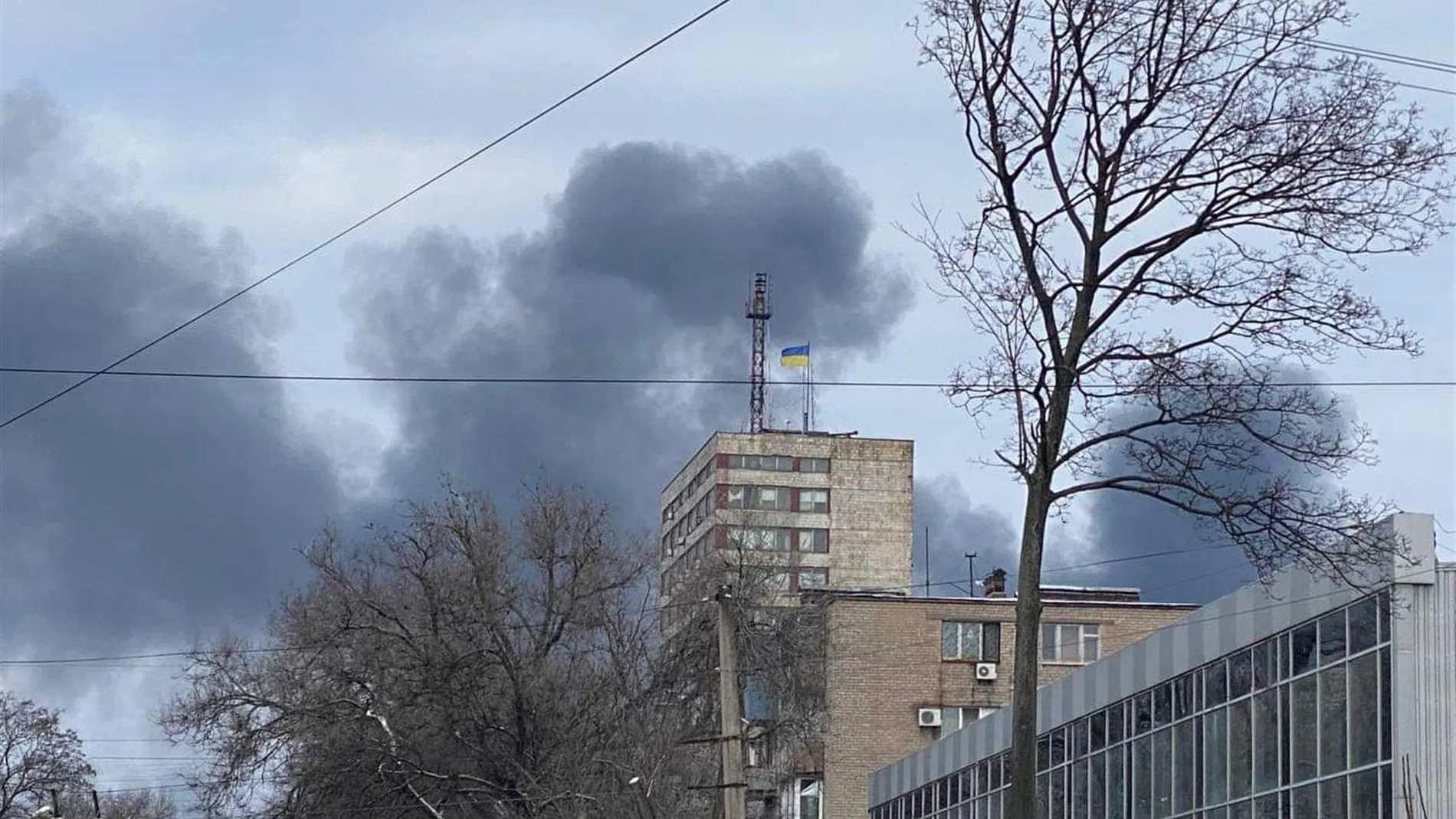 Ucrania denuncia el bombardeo ruso sobre una escuela con 400 personas en Mariúpol