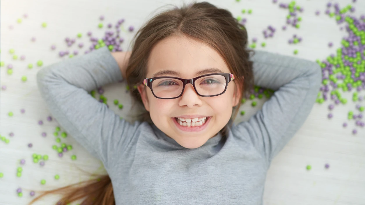 Día Mundial de la Felicidad, una niña sonriendo Día Mundial de la Felicidad, una niña sonriendo