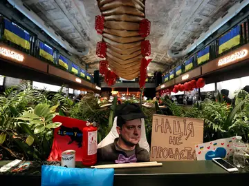 Zelenski suspende la actividad de los partidos de la oposición mientras dure la ley marcial en Ucrania Zelenski suspende la actividad de los partidos de la oposición mientras dure la ley marcial en Ucrania