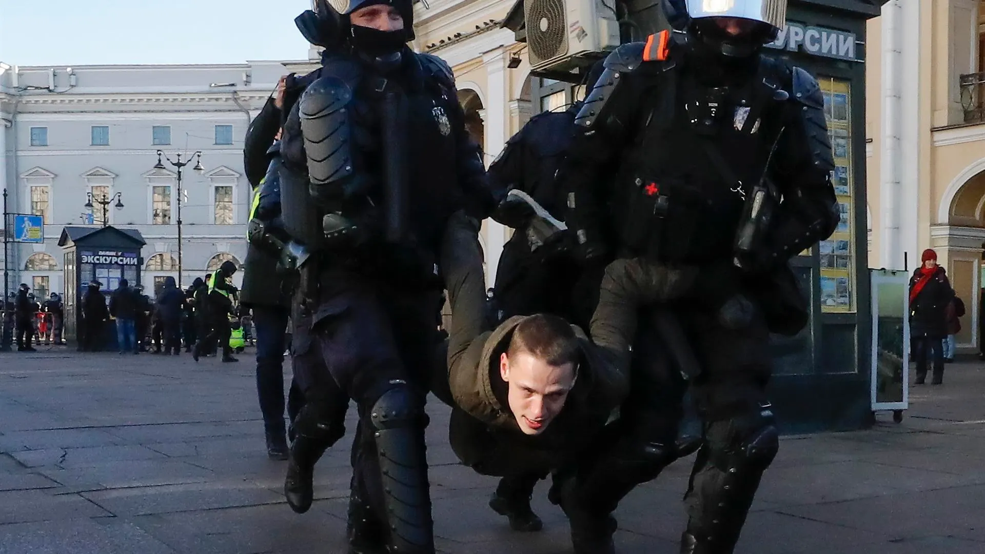 M&aacute;s de 15.000 personas han sido detenidas en Rusia por protestas contra la guerra en Ucrania